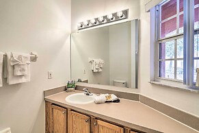 Cozy Kissimmee Townhome ~ 8 Mi to Disney World!