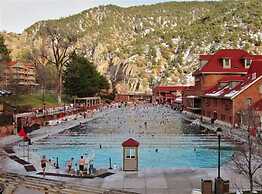 Cozy Central Glenwood Springs Condo w/ 2 Decks!