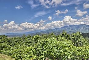 Cozy Resort-style Gatlinburg Condo: Indoor Pool!