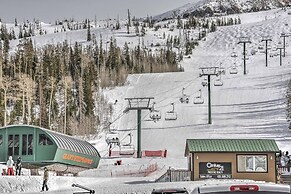 Mountainside Paradise: Ski-in/ski-out Resort Condo