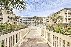 Beachfront Condo w/ Pool Access in Hilton Head!