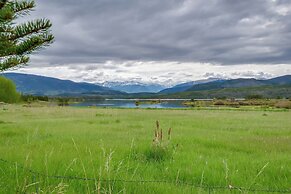 Walk to Ski Shuttle: Cozy Mountain Meadows Condo