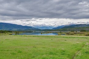 Walk to Ski Shuttle: Cozy Mountain Meadows Condo