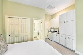 7 Mi to Beach: Bluffton Cottage w/ Furnished Patio