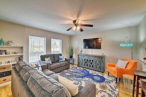 Corpus Christi Condo w/ Pool Access, Walk to Beach