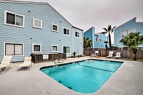 Corpus Christi Condo w/ Pool Access, Walk to Beach