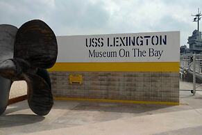 Corpus Christi Condo w/ Pool Access, Walk to Beach