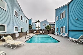Corpus Christi Condo w/ Pool Access, Walk to Beach