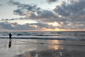 Corpus Christi Condo w/ Pool Access, Walk to Beach