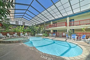 Corpus Christi Condo w/ Pool: Walk to the Beach!