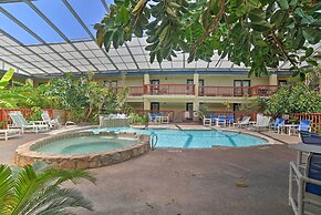 Corpus Christi Condo w/ Pool: Walk to the Beach!