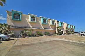 Corpus Christi Condo w/ Pool: Walk to the Beach!