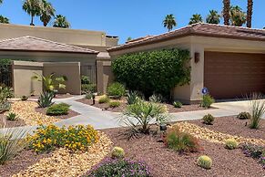 6 Mi to El Paseo: Gem w/ Pool Access!