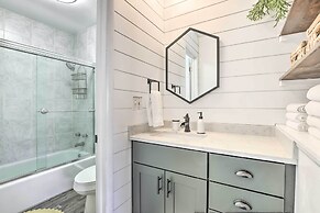 7 Mi to Keystone: Mtn-view Abode w/ Deck!