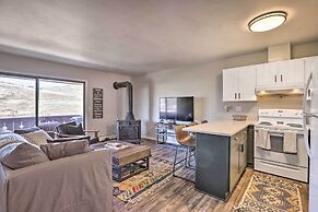7 Mi to Keystone: Mtn-view Abode w/ Deck!