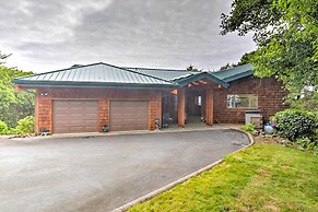 South Beach Home w/ Hot Tub, Deck - Walk to Ocean!