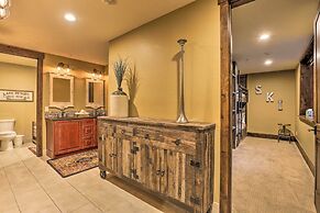 Walk to Lift: Luxe Villa w/ Hot Tub in Copper Mtn