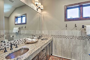 Walk to Lift: Luxe Villa w/ Hot Tub in Copper Mtn