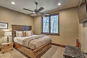 Walk to Lift: Luxe Villa w/ Hot Tub in Copper Mtn