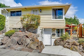 Seattle Garden Apt: Walk to Water & Amenities!