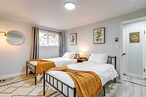 Seattle Garden Apt: Walk to Water & Amenities!
