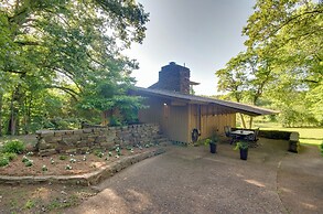 Tranquil Mid-century Modern Cottage w/ Forest View