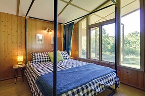 Tranquil Mid-century Modern Cottage w/ Forest View