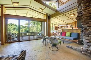 Tranquil Mid-century Modern Cottage w/ Forest View