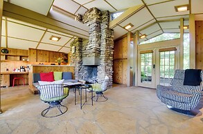 Tranquil Mid-century Modern Cottage w/ Forest View