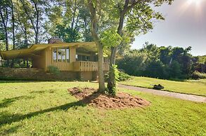 Tranquil Mid-century Modern Cottage w/ Forest View
