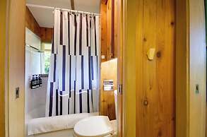 Tranquil Mid-century Modern Cottage w/ Forest View