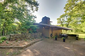 Tranquil Mid-century Modern Cottage w/ Forest View