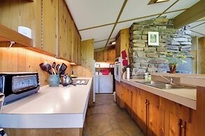 Tranquil Mid-century Modern Cottage w/ Forest View