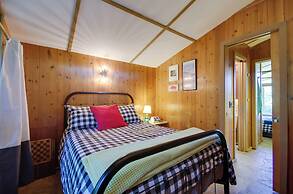 Tranquil Mid-century Modern Cottage w/ Forest View