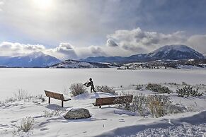 Mtn Views & Hot Tub Access: Lake Dillon Retreat