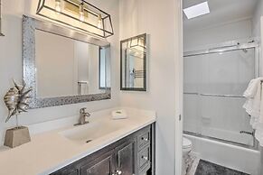 Charming Oceanside Condo w/ Beach & Pool Access!