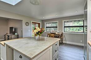 Quiet & Cozy Eureka Home Near Sequoia Park & Zoo!
