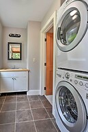 Quiet & Cozy Eureka Home Near Sequoia Park & Zoo!