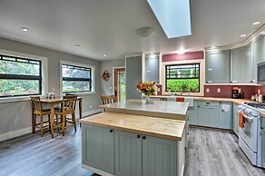 Quiet & Cozy Eureka Home Near Sequoia Park & Zoo!