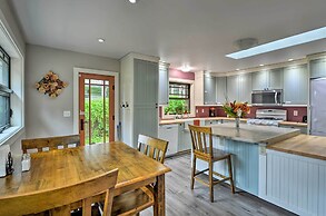 Quiet & Cozy Eureka Home Near Sequoia Park & Zoo!