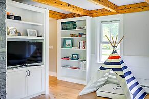 Pet-friendly House w/ Deck - 10 Mi to Stowe Mtn!