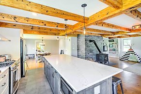 Pet-friendly House w/ Deck - 10 Mi to Stowe Mtn!