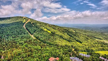 Renovated Ski-in/ski-out Peru Condo at Bromley Mtn