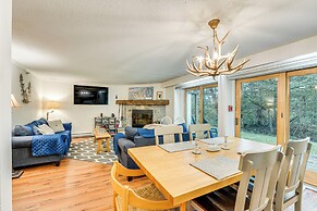 Renovated Ski-in/ski-out Peru Condo at Bromley Mtn