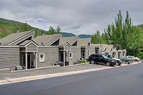 Chillside Chalet: Modern West Vail Townhouse!