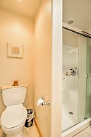 Spacious Family Townhome: Walk to Beach & Downtown