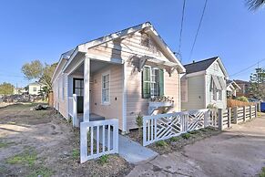 Bright Galveston Cottage: Close to Beach & Strand