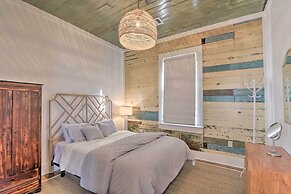 Near Beach & Strand: Bright Cottage in Galveston