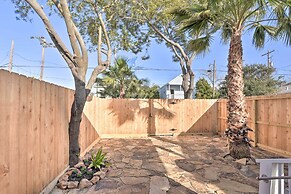 Near Beach & Strand: Bright Cottage in Galveston