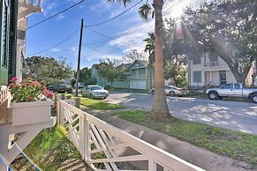 Near Beach & Strand: Bright Cottage in Galveston